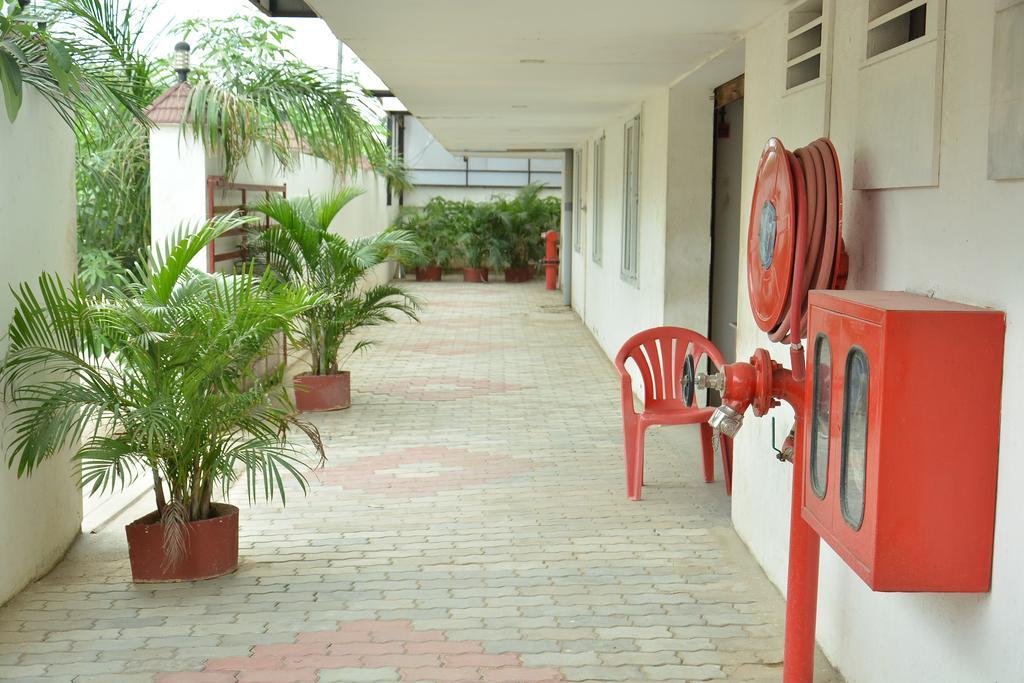 Hotel Palmyra Grand Suite - Tirunelveli Exteriör bild