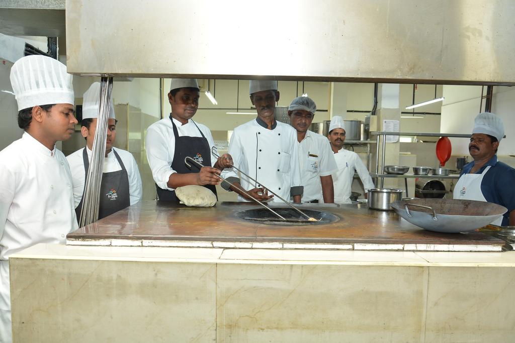 Hotel Palmyra Grand Suite - Tirunelveli Exteriör bild